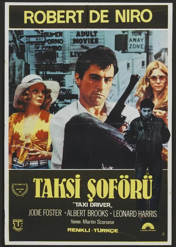 Taksi Şoförü filminin Türkçe afişi: ortada elinde tabancayla Robert De Niro, iki yanında Jodie Foster ve Cybill Shepherd; altta sarı harflerle TAKSİ ŞOFÖRÜ yazısı
