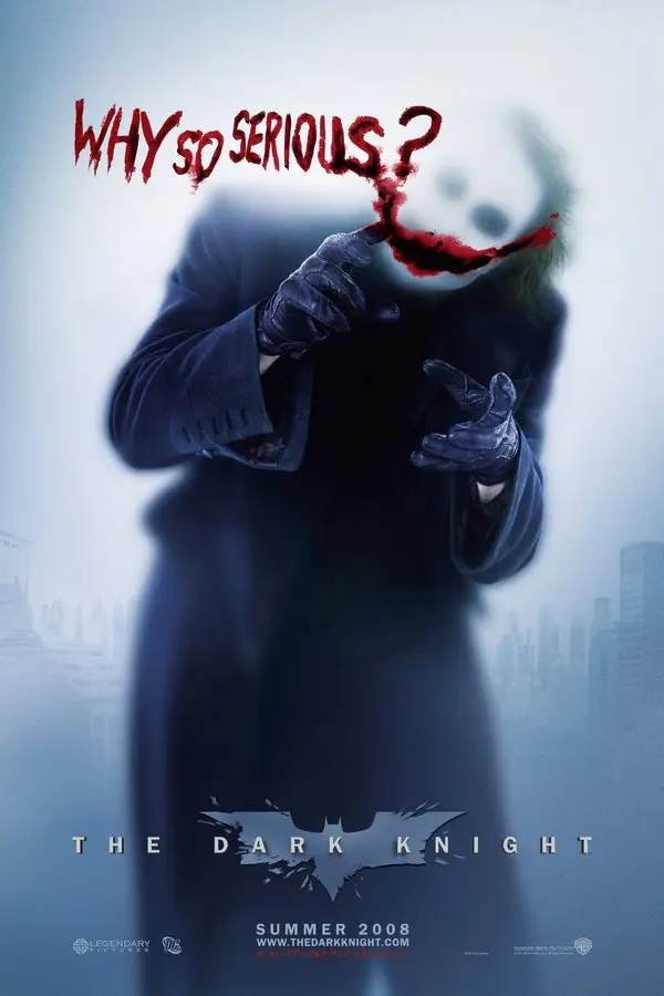 Kara Şövalye filminin afişi: mor paltolu Joker arkasını dönmüş, cama kırmızıyla bulaşık harflerle WHY SO SERIOUS? yazılmış; altta Kara Şövalye logosu