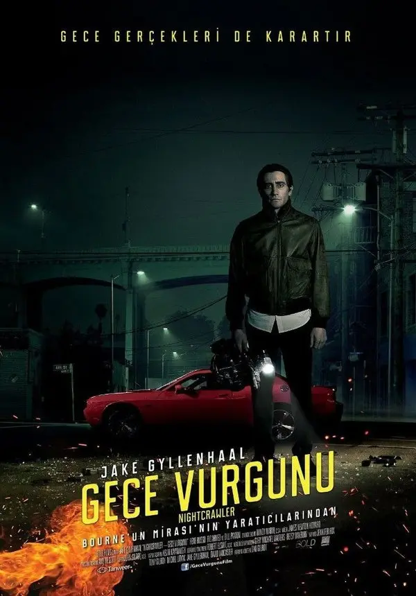 Gece Vurgunu filminin Türkçe afişi: gece vakti kırmızı bir arabanın yanında elinde kamerayla Jake Gyllenhaal; üstte sarı harflerle GECE VURGUNU yazısı