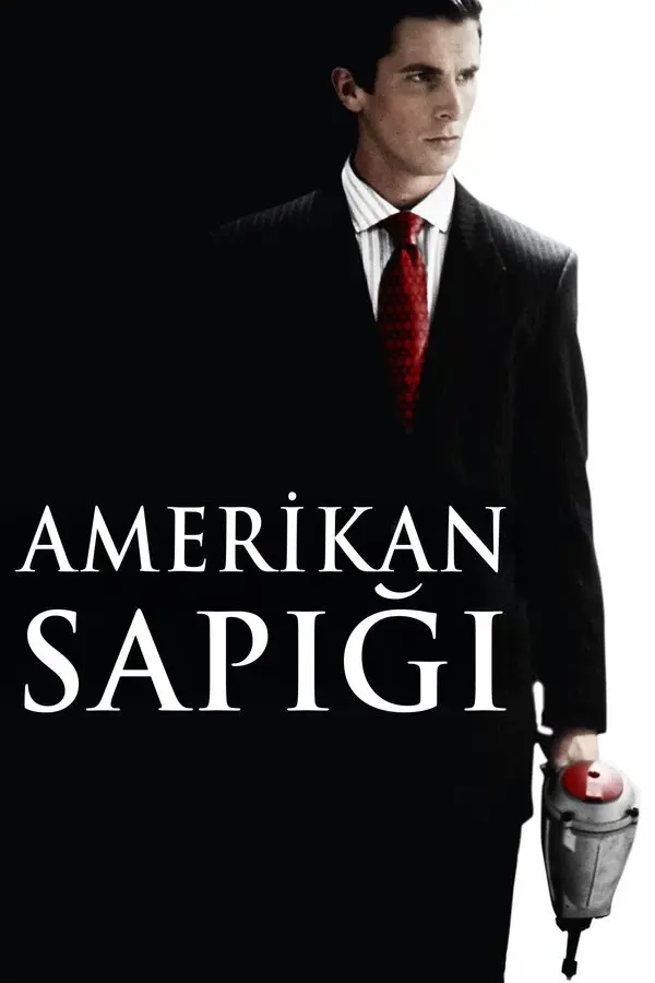 Amerikan Sapığı filminin Türkçe afişi: takım elbiseli ve kırmızı kravatlı Christian Bale; altta beyaz harflerle AMERİKAN SAPIĞI yazısı ve kanlı bir bıçak tutan el