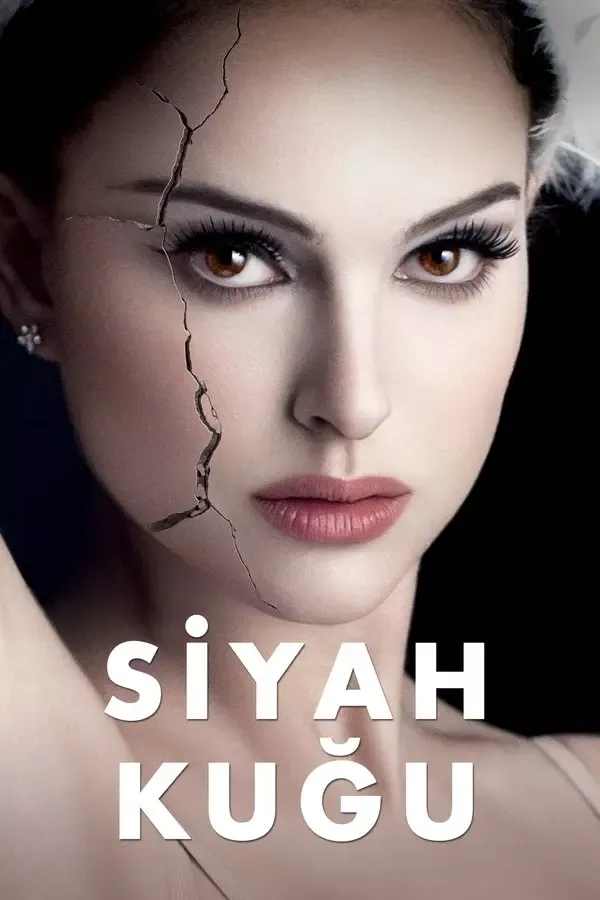 Siyah Kuğu filminin Türkçe afişi: Natalie Portman'ın soluk beyaz yüzünde çatlak çizgileri; altta SİYAH KUĞU yazısı