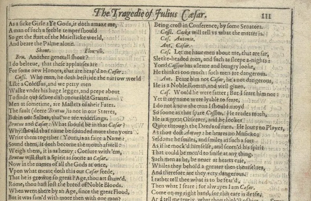Shakespeare’in 1623 tarihli First Folio baskısında Julius Caesar oyununun 111. sayfası; Cassius’un kader ve yıldızlarla ilgili dizeleri sol sütunda