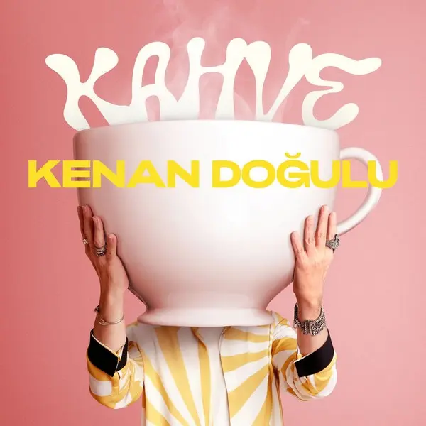 Kenan Doğulu’nun Kahve single kapağı; pembe zeminde büyük bir kahve fincanı