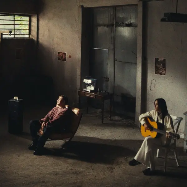 Poizi’nin Bi Kahve Yaptım single kapağı; loş bir odada biri elinde gitar tutan iki kişi