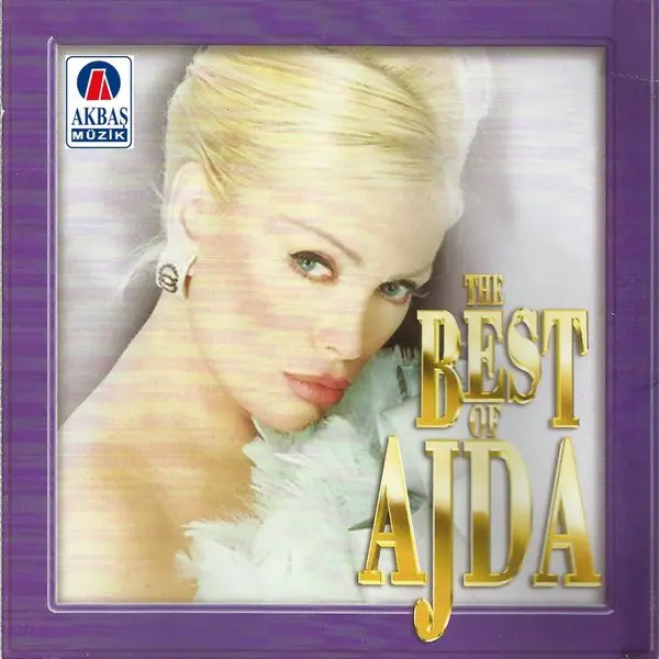 Ajda Pekkan’ın The Best of Ajda derleme kapağı; mor çerçeveli zemin üzerinde sarı saçlı Ajda Pekkan’ın yakın plan portresi