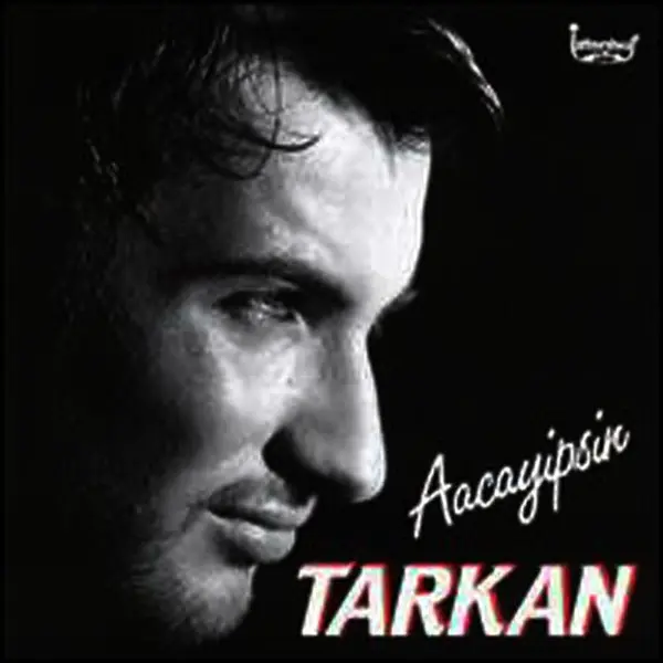 Tarkan’ın Aacayipsin albüm kapağı; siyah zemin üzerinde Tarkan’ın profilden siyah beyaz yakın plan portresi ve kırmızı harflerle adı