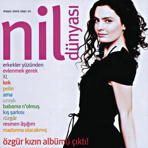 Nil Karaibrahimgil’in Nil Dünyası albüm kapağı; dergi kapağı tasarımında siyah elbiseli Nil Karaibrahimgil ve renkli şarkı adları