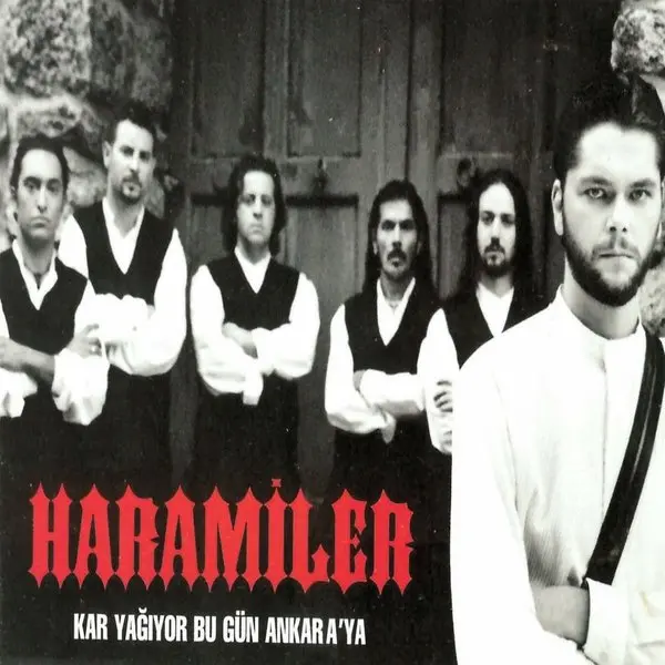 Haramiler’in Kar Yağıyor Bugün Ankara’ya albüm kapağı; taş duvar önünde yan yana duran grup üyelerinin fotoğrafı ve kırmızı harflerle grup adı
