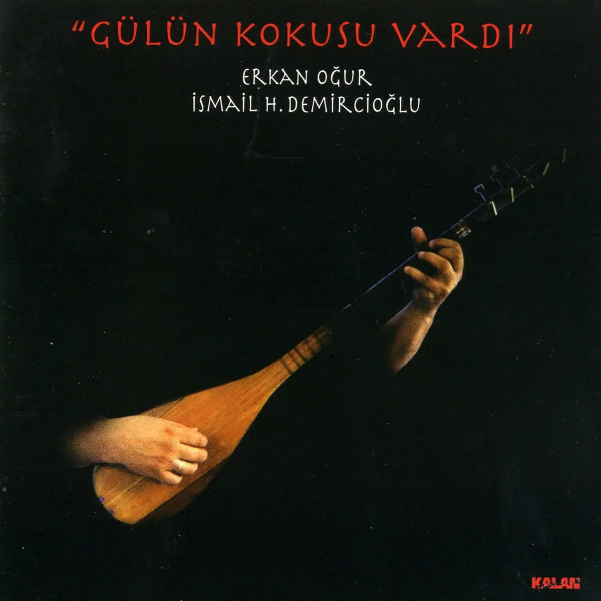 Erkan Oğur ile İsmail Hakkı Demircioğlu’nun Gülün Kokusu Vardı albüm kapağı; siyah zemin üzerinde bağlama çalan eller ve üstte albüm adı