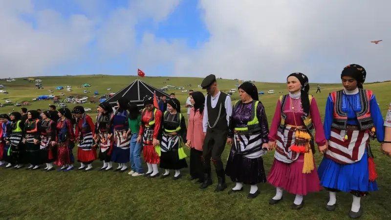 Trabzon ile Giresun yaylalarının kesiştiği Sisdağı yaylasında, renkli geleneksel kıyafetleriyle el ele tutuşup horon tepen kadın ve erkekler