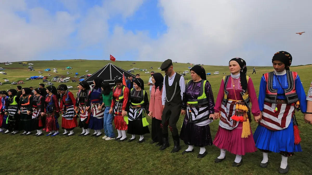 Trabzon ile Giresun yaylalarının kesiştiği Sisdağı yaylasında, renkli geleneksel kıyafetleriyle el ele tutuşup horon tepen kadın ve erkekler