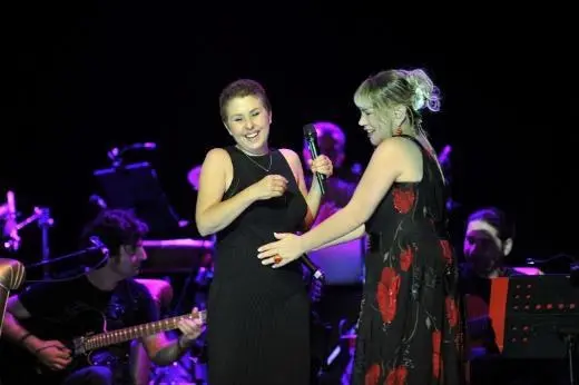 Nilüfer ile Sezen Aksu’nun 2012’deki ortak konserinde sahnede birbirlerine dönerek şarkı söylediği an