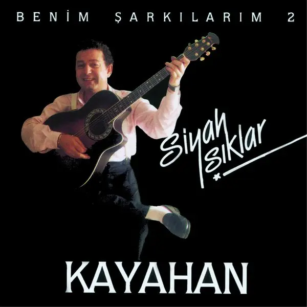 Kayahan’ın Benim Şarkılarım 2 – Siyah Işıklar albüm kapağı; siyah fonda gitar çalan Kayahan’ın siyah beyaz fotoğrafı