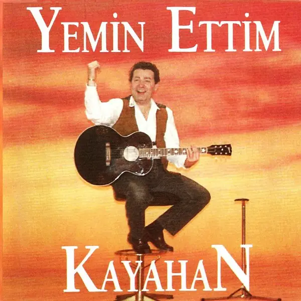 Kayahan’ın Yemin Ettim albüm kapağı; turuncu gün batımı fonunda tabureye oturmuş, kucağında gitarla gülümseyen Kayahan