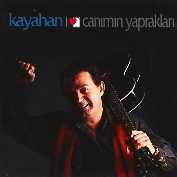 Kayahan’ın Canımın Yaprakları albüm kapağı; koyu mavi fonda sahnede elini kaldırmış Kayahan