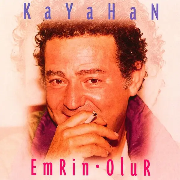 Kayahan’ın Emrin Olur albüm kapağı; pembe tonlu fonda elini çenesine dayamış, gülümseyen Kayahan’ın portresi