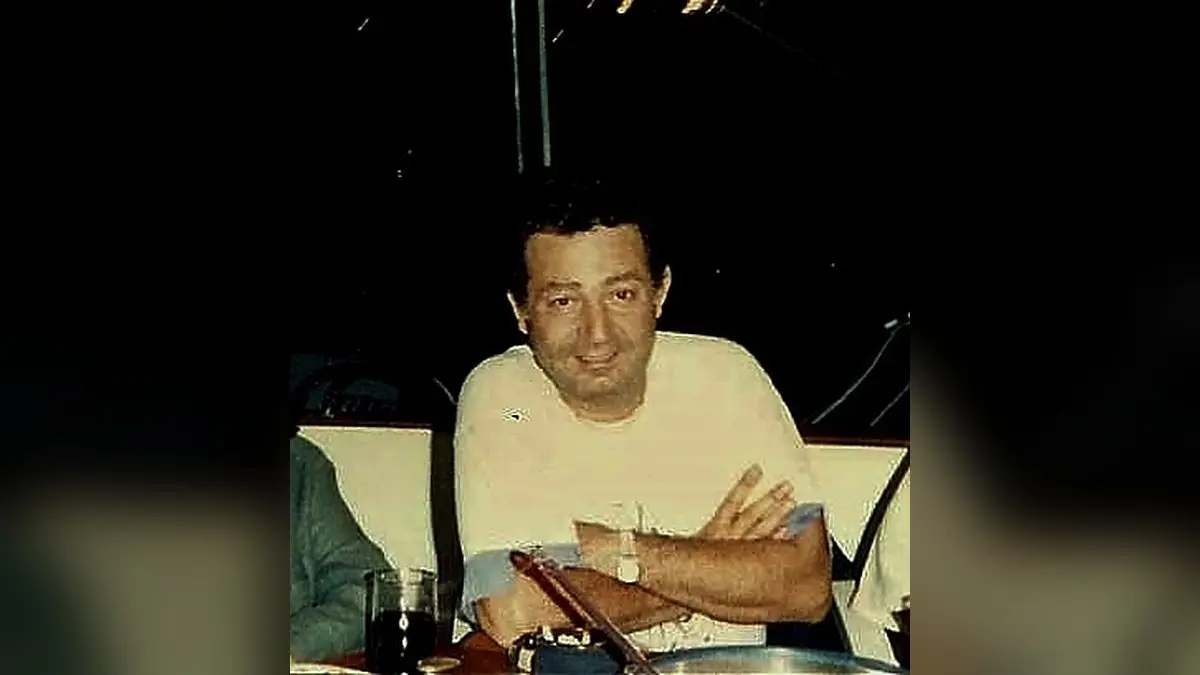 Kayahan’ın 1997’de Bodrum’da teknesinde, beyaz tişörtüyle kollarını kavuşturup gülümseyerek oturduğu fotoğraf