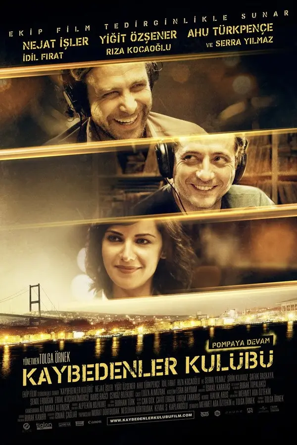 Kaybedenler Kulübü (2011) filminin resmi afişi: kulaklıklı iki radyo sunucusu, gülümseyen bir kadın ve gece ışıkları altında Boğaz Köprüsü