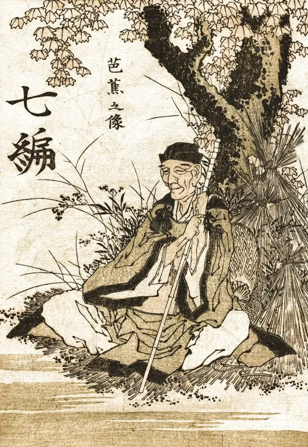 Katsushika Hokusai’nin çiziminde Matsuo Bashō: geniş giysili yaşlı şair, elinde bir asayla ağacın dibinde oturuyor; sol üstte Japonca yazılar