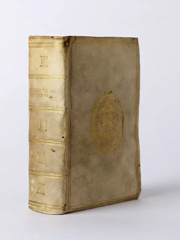 Montaigne’in Denemeler kitabının 1580’de Bordeaux’da Simon Millanges tarafından basılan ilk baskısından parşömen ciltli bir nüsha; sırtında yaldızlı harflerle kitabın adı yazıyor