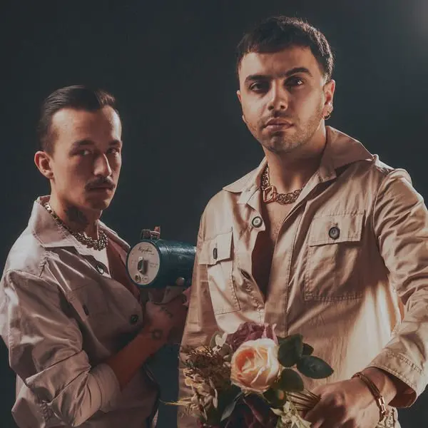 KÖFN’ün Bi’ Tek Ben Anlarım single kapağı; koyu zemin önünde biri elinde çiçek tutan iki genç erkeğin yan yana durduğu fotoğraf