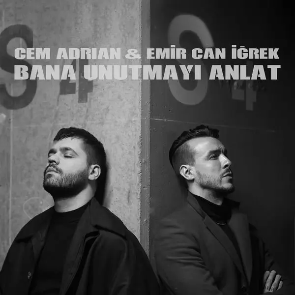Cem Adrian ve Emir Can İğrek’in Bana Unutmayı Anlat single kapağı; gri beton duvar önünde siyah giyinmiş iki erkeğin siyah beyaz fotoğrafı ve üstte şarkı adı