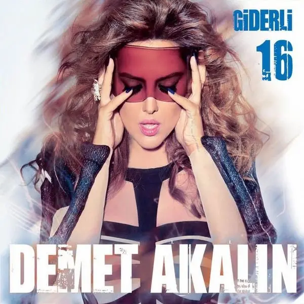 Demet Akalın’ın Giderli 16 albüm kapağı; gözlerinin önüne kırmızı bant tutan, dalgalı sarı saçlı Demet Akalın’ın portresi ve altta büyük beyaz harflerle adı