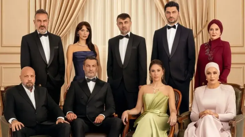 Kızılcık Şerbeti dizisinin tanıtım fotoğrafı; krem rengi perdeli, klasik bir salonda smokin giymiş erkekler ile abiye elbiseli ve başörtülü kadınlardan oluşan oyuncu kadrosu oturur ve ayakta poz veriyor