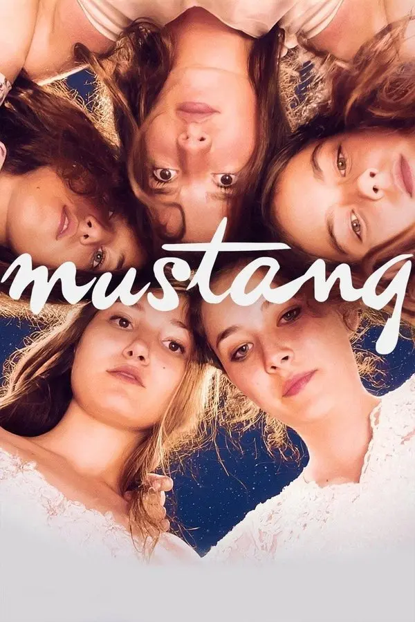 Mustang filminin afişi: başları ortada birleşecek şekilde çimenlere uzanmış beş genç kız kardeş; ortada el yazısıyla mustang