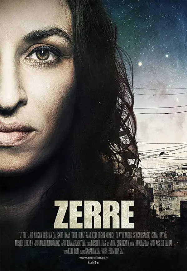 Zerre filminin afişi: karanlık bir gökyüzü önünde kaşlarını hafifçe çatmış siyah saçlı bir kadının yakın planı, altta gece ışıkları yanan bir şehir; altta ZERRE yazısı