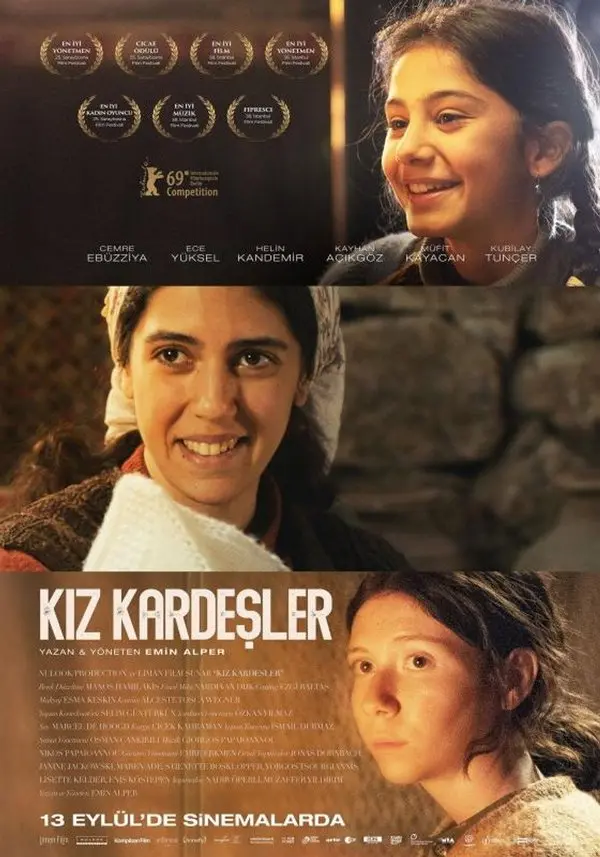 Kız Kardeşler filminin afişi: dağ köyünde çekilmiş üç kız kardeşin ayrı ayrı yakın planları, ortada beyaz başörtülü gülümseyen bir genç kadın; altta KIZ KARDEŞLER yazısı