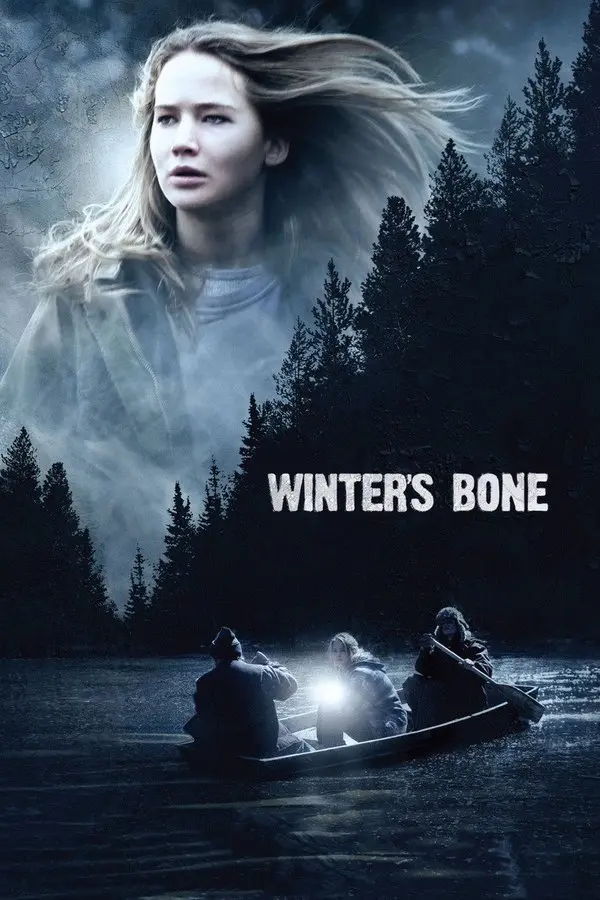 Gerçeğin Parçaları (Winter’s Bone) filminin afişi: karlı çam ağaçlarının üstünde uçuşan saçlarıyla genç bir kadının yüzü, aşağıda gece bir gölde fenerle ilerleyen bir kayık; ortada WINTER’S BONE yazısı