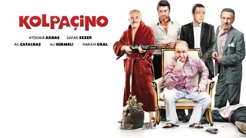 Kolpaçino filminin resmi tanıtım görseli: altın varaklı koltukta oturan bir adam ve arkasında takım elbiseli, sabahlıklı ve elinde tüfek tutan dört adam