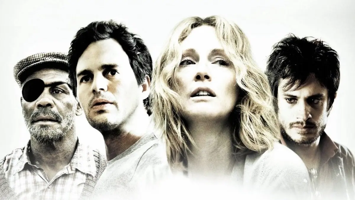 Blindness (Körlük, 2008) filminin tanıtım görseli: beyaz bir arka plan önünde göz bantlı yaşlı adam rolünde Danny Glover, Mark Ruffalo, Julianne Moore ve Gael García Bernal
