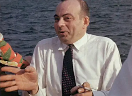 Antoine de Saint-Exupéry, Mayıs 1942’de Montreal yakınlarında bir göl gezisinde; beyaz gömlek ve koyu kravatla gülümseyerek konuşan yazar