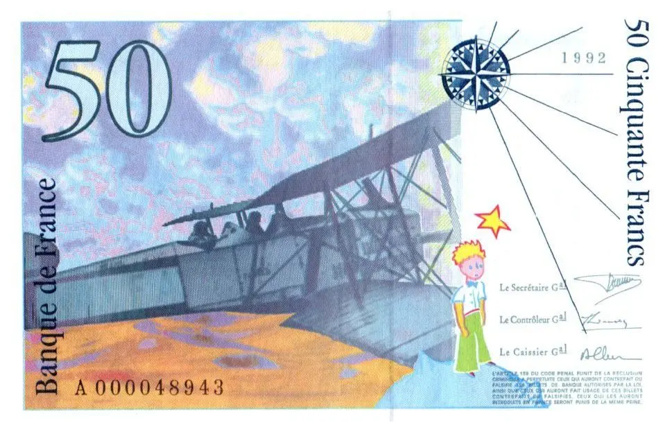 1992 tarihli 50 Fransız frangı banknotunun arka yüzü; solda gökyüzünde uçan eski, çift kanatlı bir posta uçağı, sağda sarı saçlı, yeşil pantolonlu Küçük Prens çizimi ve üstünde turuncu bir yıldız