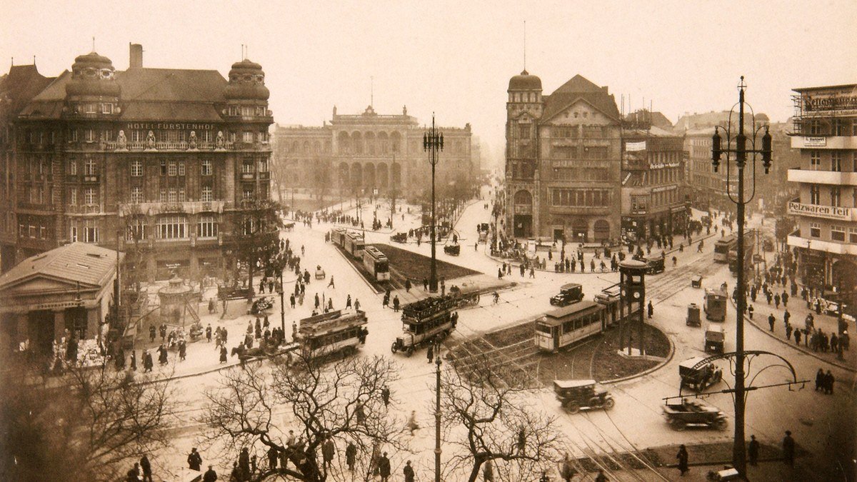 Kürk Mantolu Madonna sözlerinin geçtiği 1920'lerin Berlin'inde tramvaylar ve yayalarla dolu Potsdamer Platz'ın 1925 tarihli sepya fotoğrafı