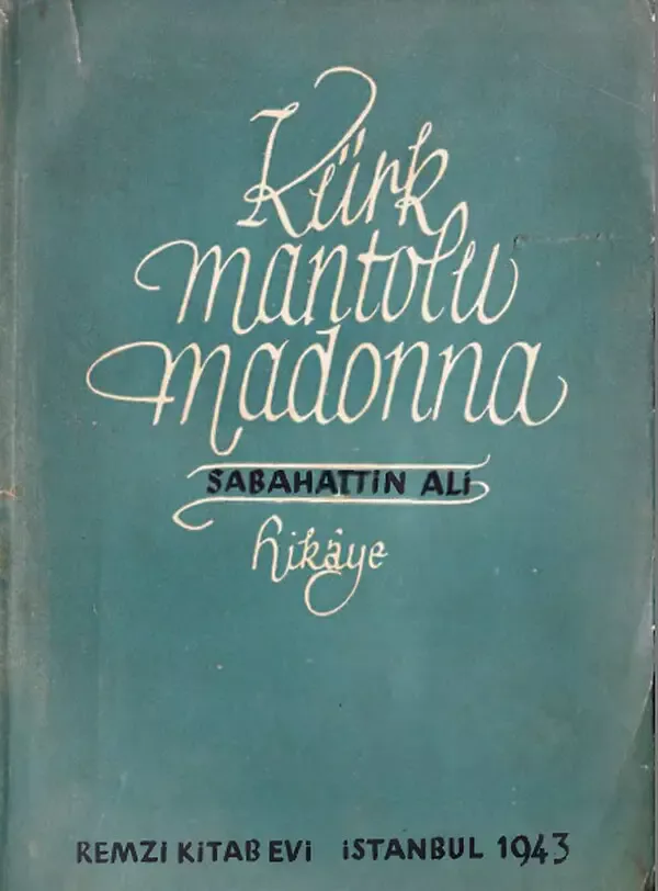 Kürk Mantolu Madonna'nın 1943 tarihli ilk baskısının yeşil kapağı: el yazısı harflerle kitabın adı, altında Sabahattin Ali ve Hikâye yazıları, en altta Remzi Kitabevi İstanbul 1943
