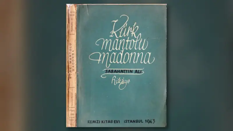 Kürk Mantolu Madonna’nın 1943 tarihli ilk baskısının yeşil kapağı ve sırtı: el yazısıyla kitabın adı, altında Sabahattin Ali ve hikâye yazıları, en altta Remzi Kitabevi İstanbul 1943