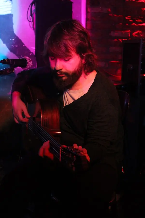 Cihan Mürtezaoğlu’nun 2011’de Ankara’daki bir Mabel Matiz konserinde kırmızı ışıklar altında akustik gitar çaldığı an