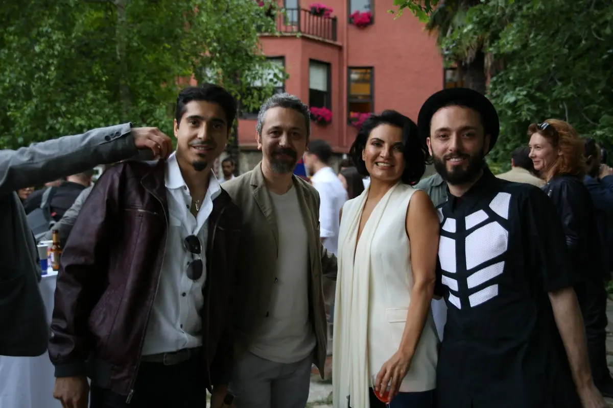 Ferman Akgül, Yavuz Hakan Tok, Göksel ve şapkalı Mabel Matiz’in 2015’teki 12. Radyo Boğaziçi Müzik Ödülleri’nde bahçede yan yana poz verdiği an