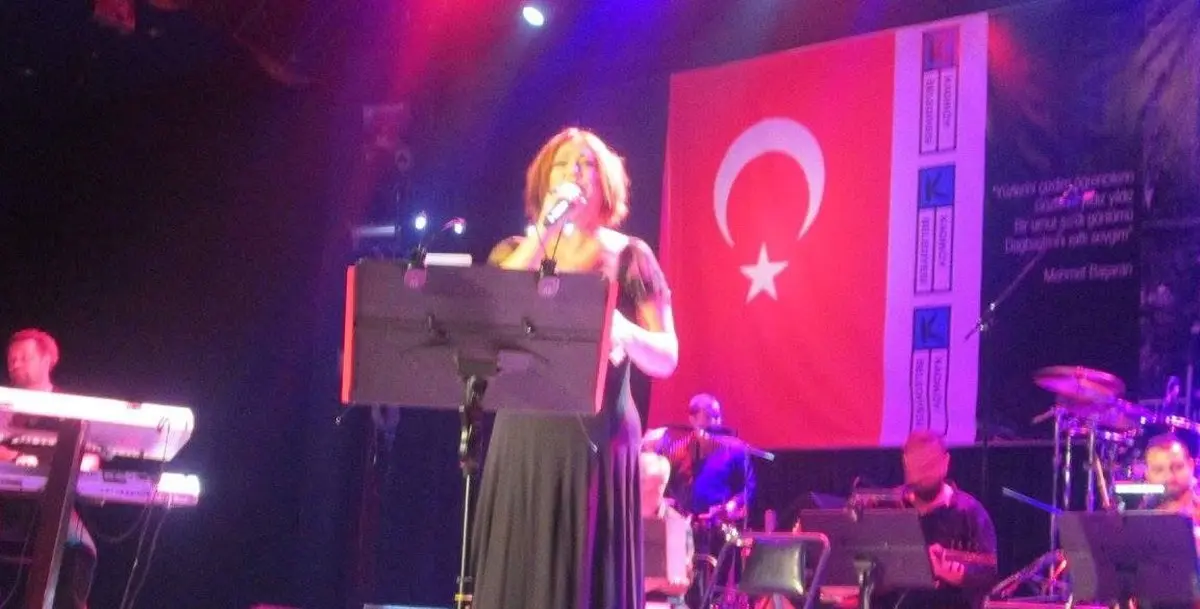 Nazan Öncel’in 2015’teki Bostancı konserinde, arkasında Türk bayrağı asılı sahnede nota sehpasının yanında şarkı söylediği an