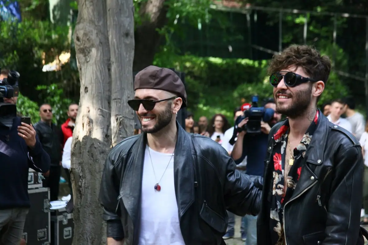 Mabel Matiz ile Anıl Can’ın 2018’deki 15. Radyo Boğaziçi Müzik Ödülleri’nde güneş gözlükleri ve deri ceketleriyle yan yana yürüdüğü an