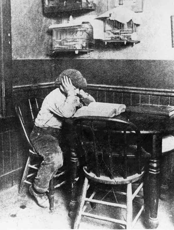 Genç Jack London, Oakland’daki Heinold’s First and Last Chance salonunda ahşap bir masada eğilmiş, kitap okurken
