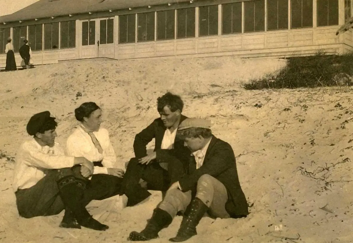 Arnold Genthe’nin çektiği fotoğrafta Carmel kumsalında oturan şair George Sterling, Mary Austin, Jack London ve James Hopper