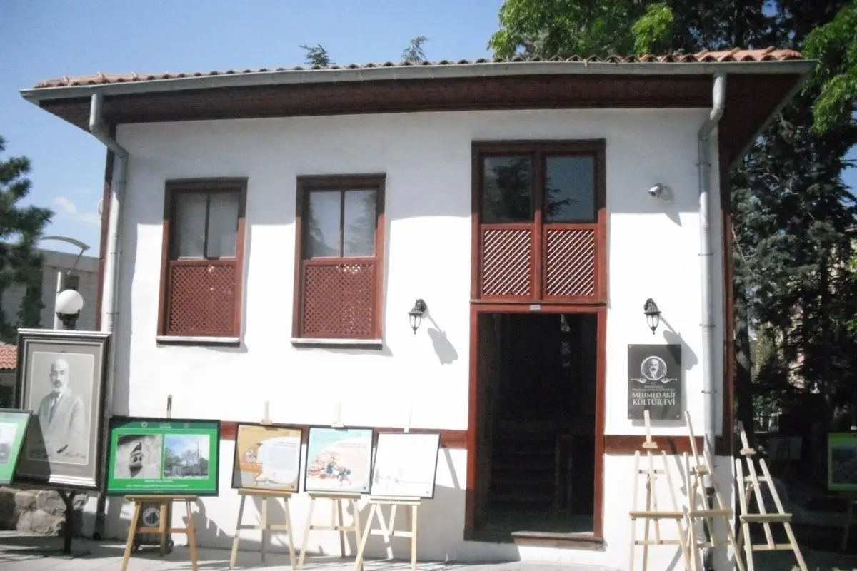 Ankara’daki Mehmet Âkif Ersoy Müze Evi; kırmızı pencereli beyaz badanalı tek katlı ev ve önünde sergi panoları
