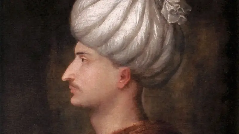 Kanuni Sultan Süleyman’ın profilden yağlıboya portresi; başında beyaz büyük bir kavuk, sırtında kürk yakalı koyu renkli kaftan