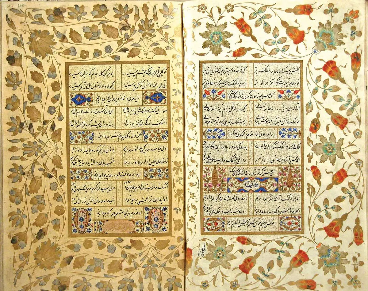Muhibbî Divanı’nın 1566 tarihli yazmasından iki sayfa; altın cetvelli metin sütunlarının çevresinde Kara Memi’nin renkli çiçek tezhipleri