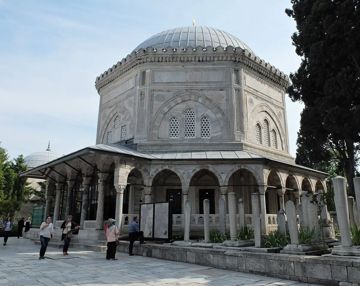 İstanbul’da Süleymaniye Camii hazîresindeki sekizgen planlı, kubbeli ve revaklı Kanuni Sultan Süleyman Türbesi