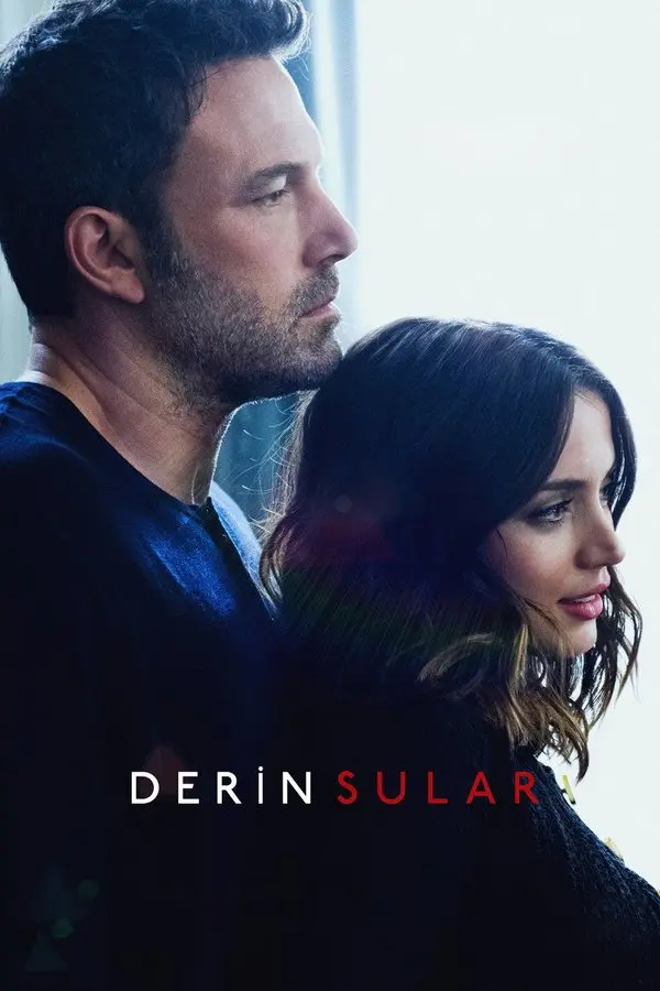 Derin Sular filminin Türkçe afişi: açık renkli bir zemin önünde koyu kazaklı Ben Affleck arkadan Ana de Armas’a sarılmış, ikisi de farklı yönlere bakıyor; altta DERİN SULAR yazısı